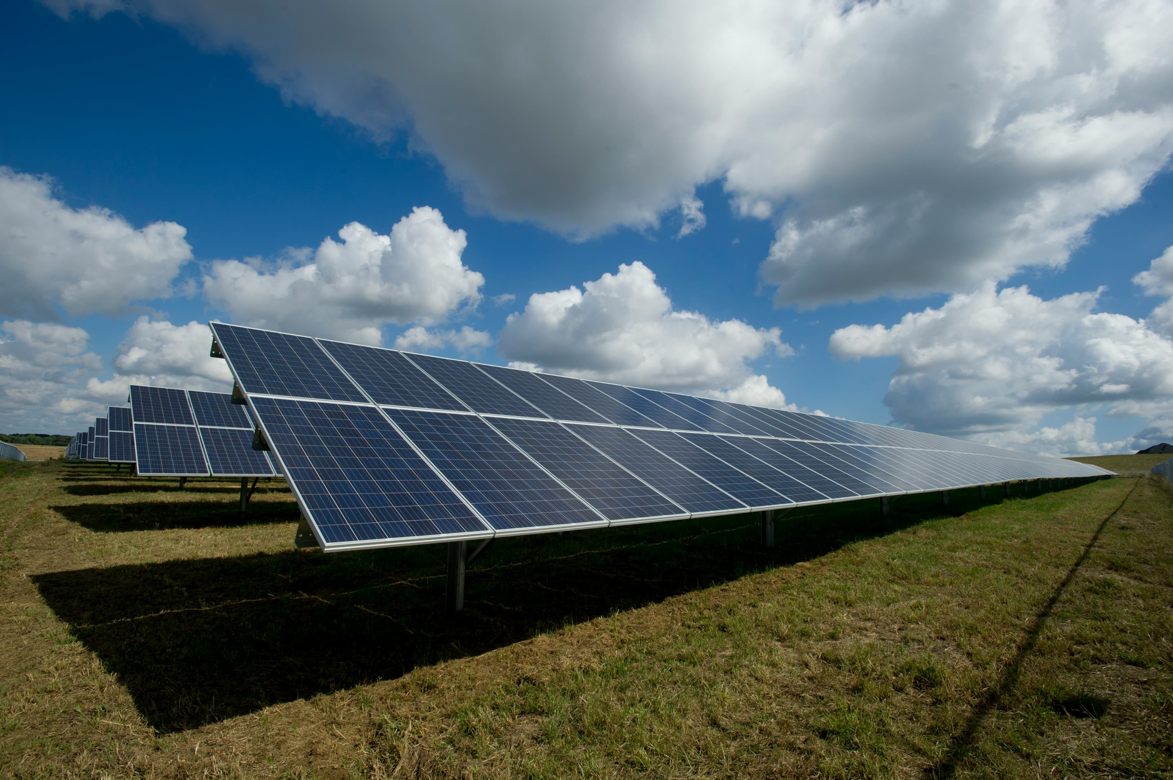Impianto fotovoltaico immerso in un paesaggio verde