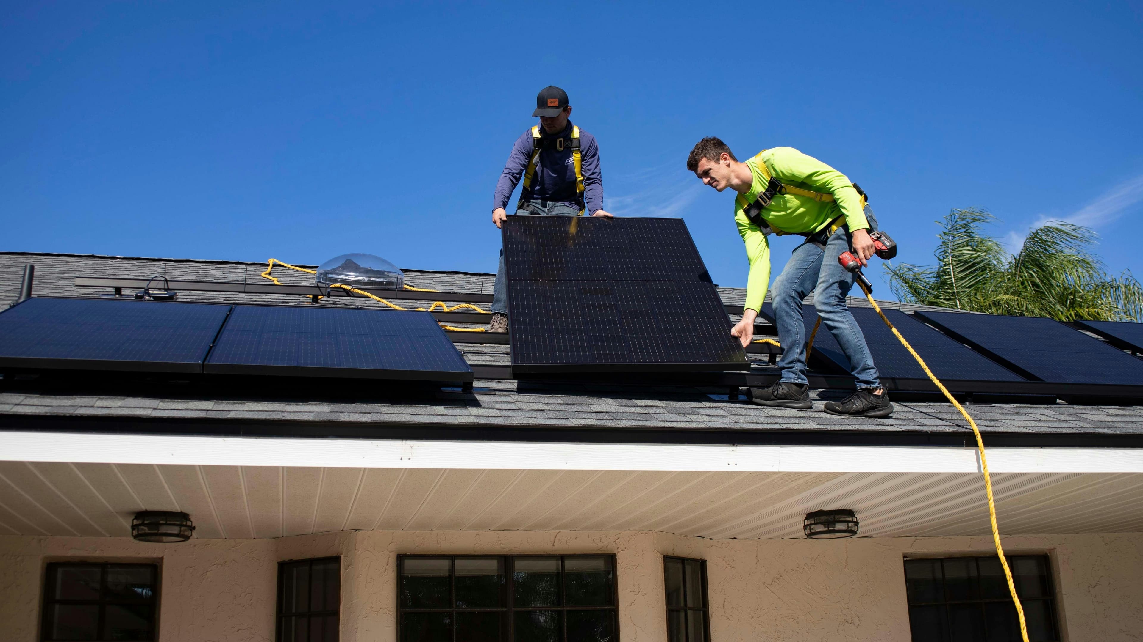 Due tecnici al lavoro durante l'installazione di un impianto fotovoltaico